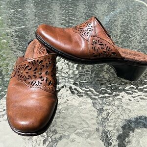 Earth Origins leather uppers clogs size 6